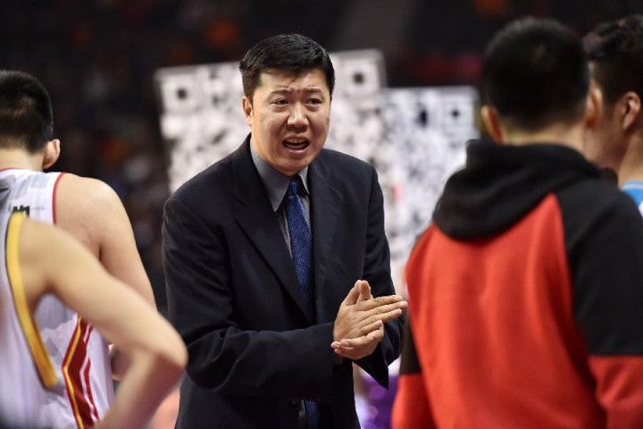 陆迟墨长臂一伸，将她带进怀里，在她耳边低声诱哄，乖……不哭了……黎漾将头深埋在陆迟墨怀中，一直哭一直哭，好一会儿才缓过来一点，抽噎着，肩膀一下一下的耸动，声音里带着浓浓的鼻音，陆迟墨……我做噩梦了……陆迟墨嗤笑，出息，做个噩梦也能把你吓哭成这样。